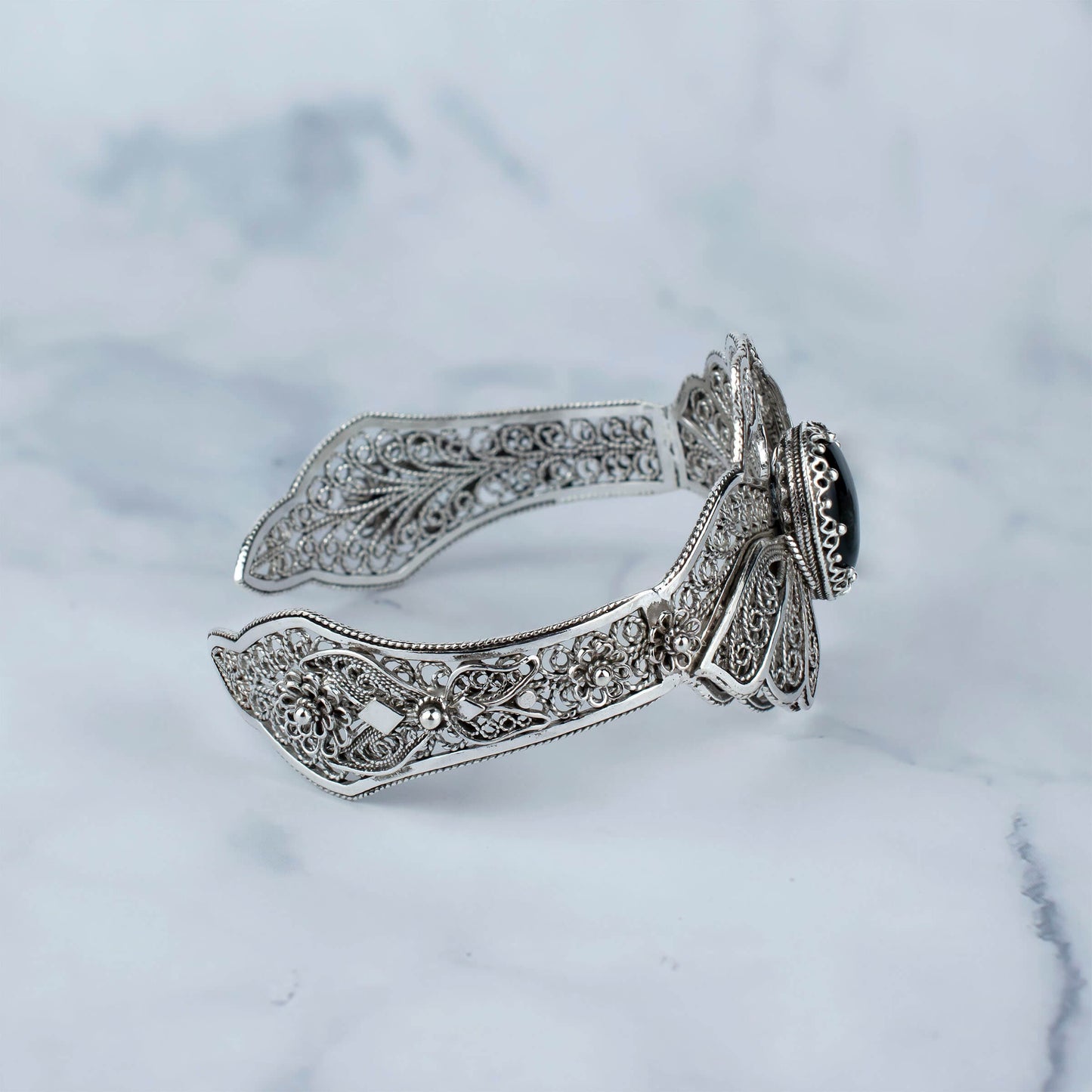 Filigree Art Black Onyx Gemstone Double Swan Figured Women Silver Cuff