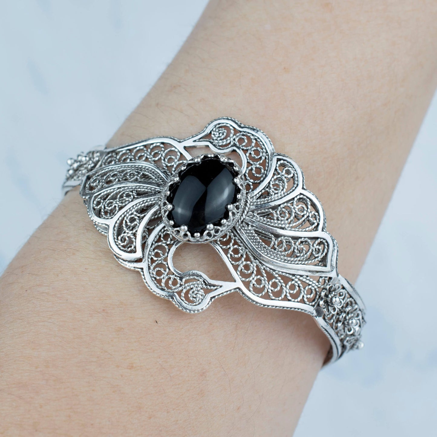 Filigree Art Black Onyx Gemstone Double Swan Figured Women Silver Cuff